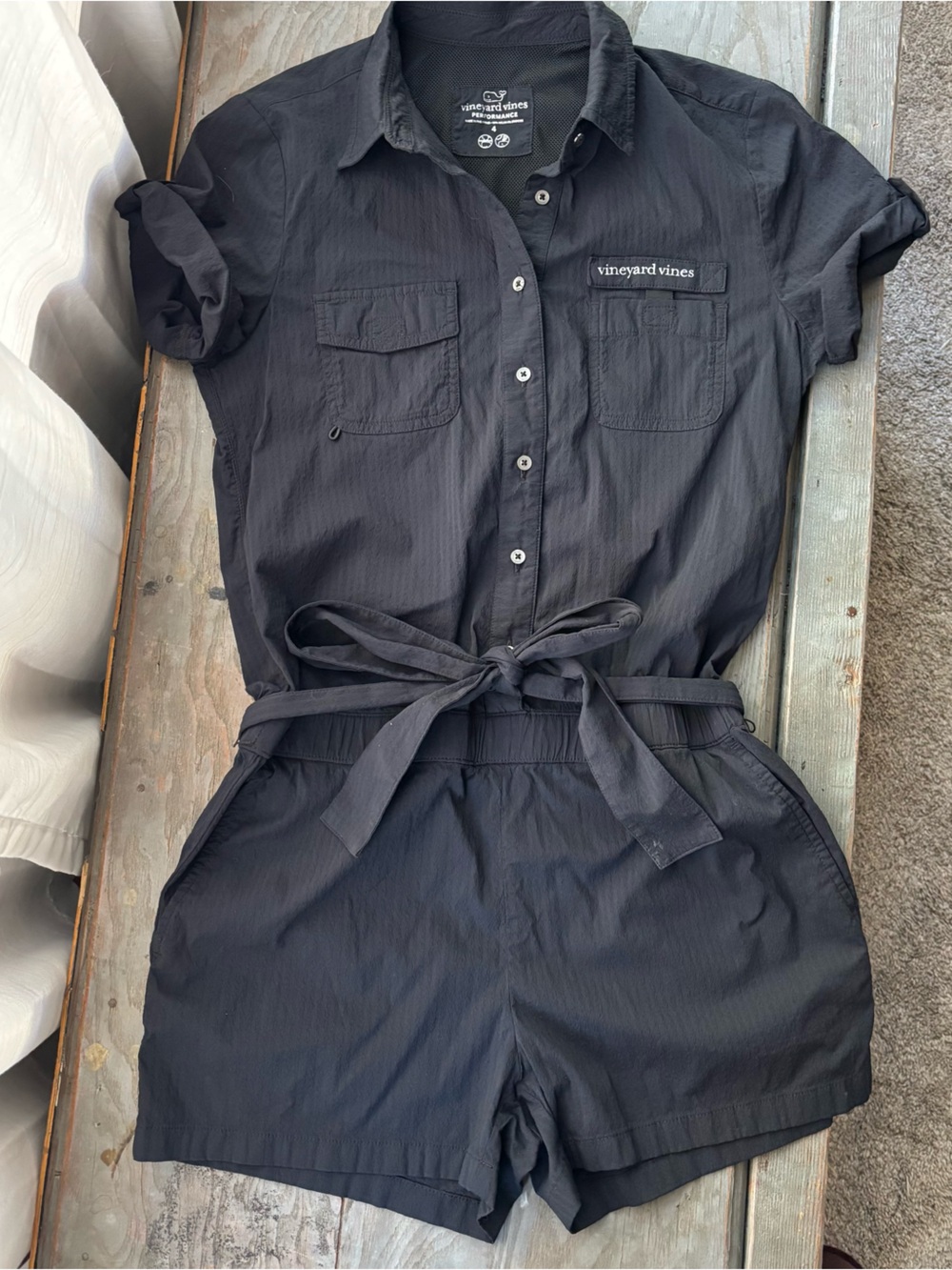 Vineyard Vines Performance shorts romper | size 4